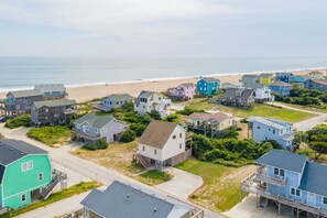 A coastal residential area with houses, a beach, and a view of the ocean. - Oceanside home in South Nags Head just 250 ft to the beach!! (South Nags Head)