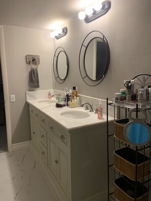 Haartrockner, Handtücher, Seife, Toilettenpapier