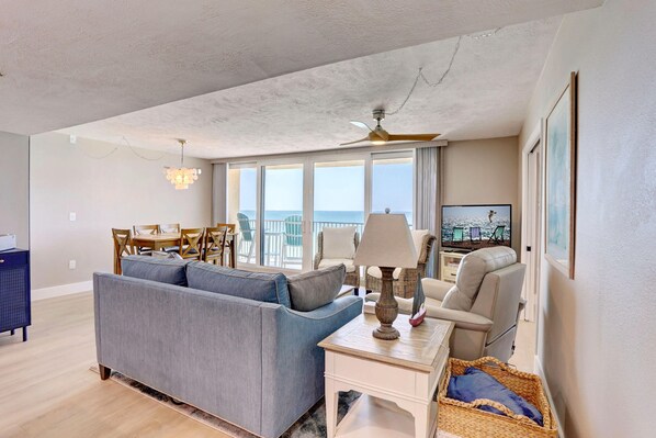 コンドミニアム ベッド (複数台) (Trillium 5B - Premier) | リビング エリア | テレビ