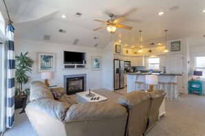 Televisión, chimenea, reproductor de DVD y estéreo