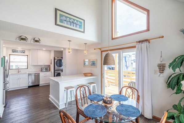 Dining - Cozy oceanside home in Kitty Hawk less than 800 ft to the beach! (Kitty Hawk)