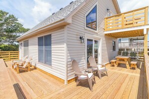 Outdoor dining - Cozy oceanside home in Kitty Hawk less than 800 ft to the beach! (Kitty Hawk)