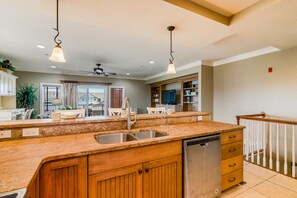 冰箱、微波炉、烤箱、炉灶