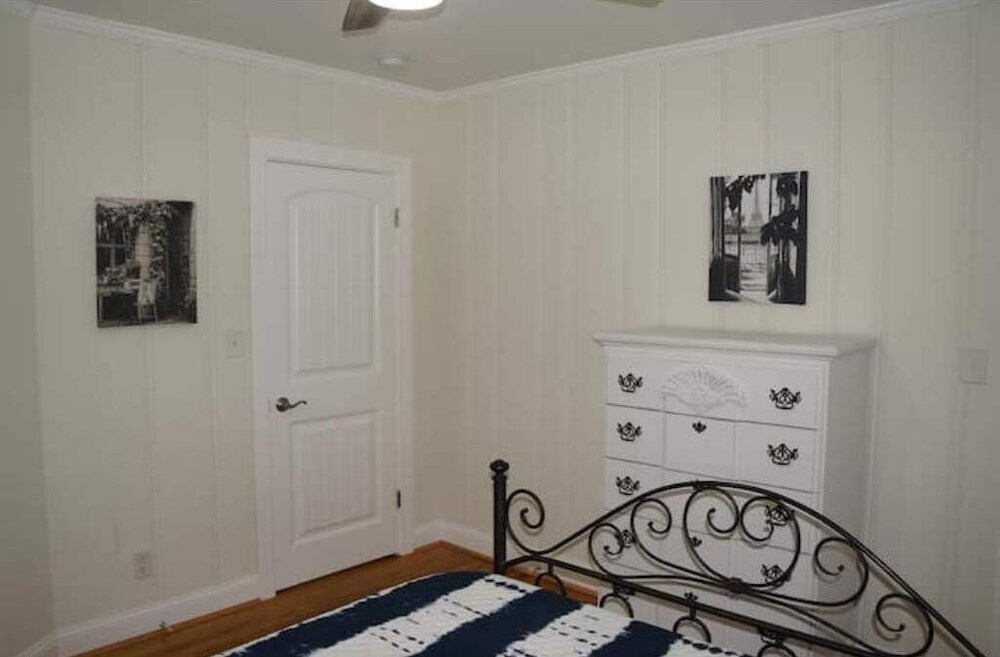 Creekside Cottage Remodeled Mid20th Century home in downtown