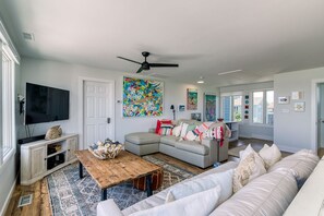 Smart TV - Gorgeous updated oceanfront home in Hatteras with incredible views! (Hatteras)