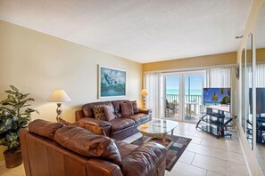 コンドミニアム ベッド (複数台) (Villa Madeira 202) | リビング エリア | テレビ