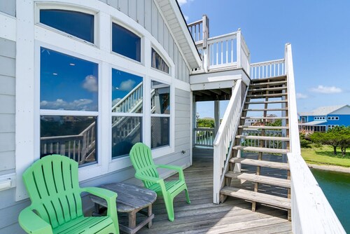 Spacious pet-friendly home on Hatteras Island w/ a private pool & hot tub!