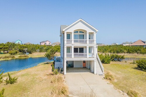 Spacious pet-friendly home on Hatteras Island w/ a private pool & hot tub!