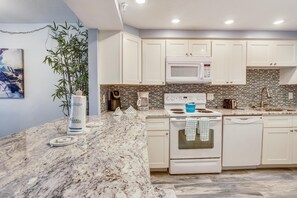 Condo, várias camas (Villa Madeira 203 - Premier) | Cozinha privada | Fogão, torradeira