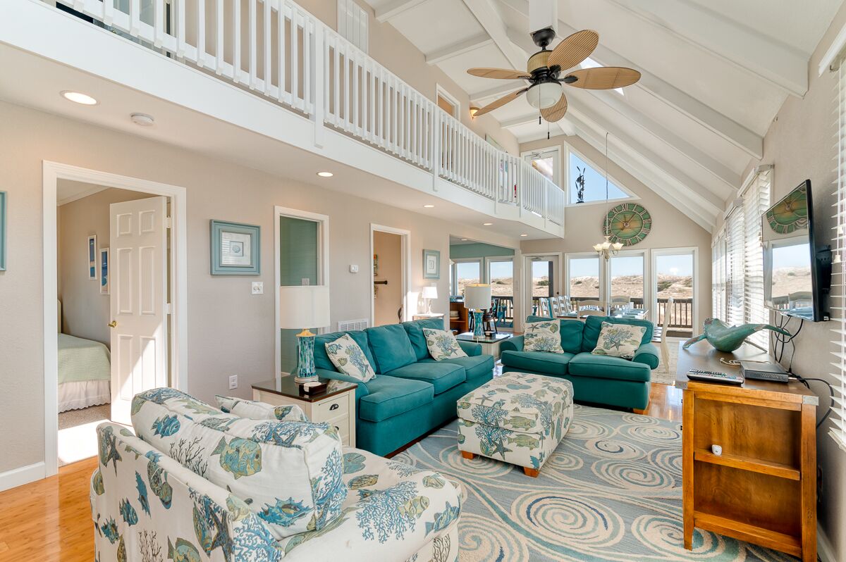 Een smart-tv, een dvd-speler, boeken en een stereo