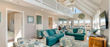 Smart-tv, een dvd-speler, boeken en een stereo