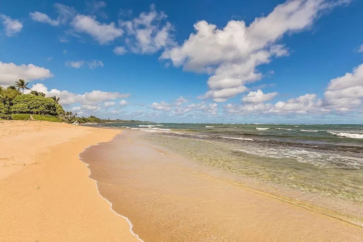 Beach nearby, sun loungers, beach towels