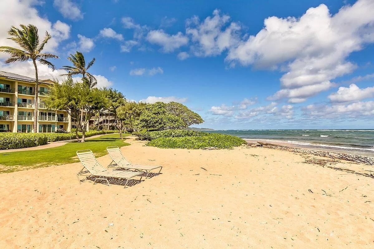 Beach nearby, sun loungers, beach towels