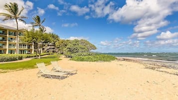Beach nearby, sun loungers, beach towels