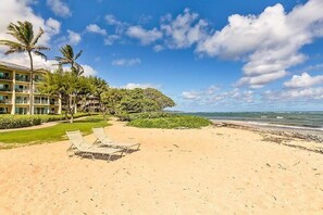 Ranta lähistöllä, aurinkotuoleja, rantapyyhkeitä