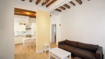 Appartement Confort, vue jardin | Coin séjour | TV connectée de 24 pouces avec chaînes numériques, chauffage par le sol