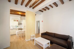 Leilighet – comfort, hageutsikt | Oppholdsområde | En 24-tommers smart-TV med digitale kanaler samt oppvarmet gulv