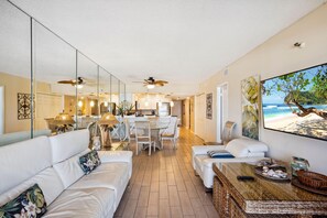 คอนโด, หลายเตียง (Villa Madeira 207 - Premier) | บริเวณนั่งเล่น | ทีวี