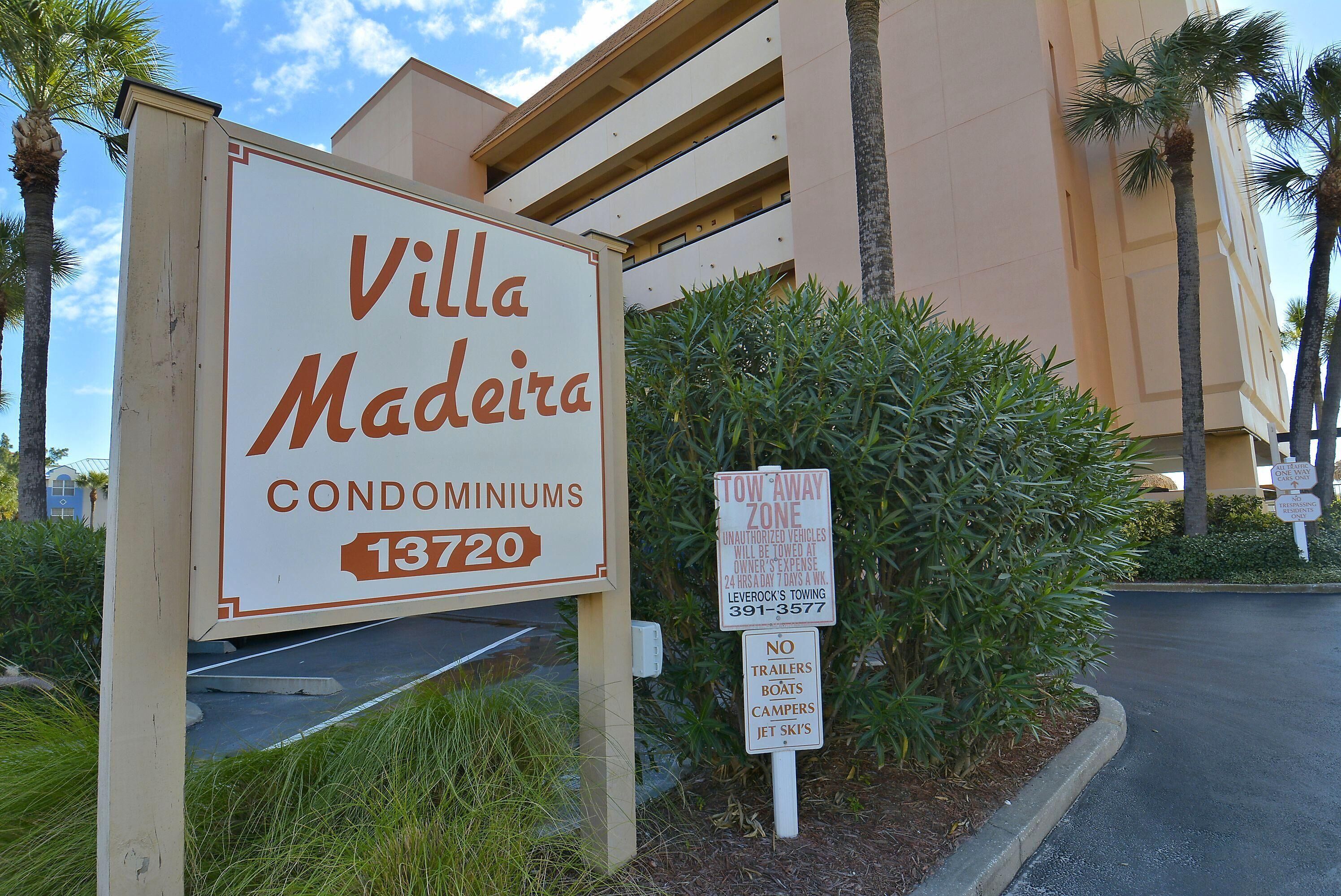 Schild für Villa Madeira Eigentumswohnungen mit Hinweis auf Abschleppzone. Trailer, Boote, Wohnmobile und Jetskis sind verboten.