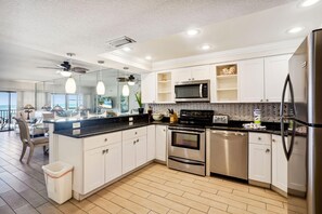 Appart'hôtel, plusieurs lits (Villa Madeira 207 - Premier) | Cuisine privée | Four, grille-pain