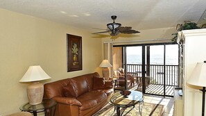 คอนโด, เตียงคิงไซส์ 1 เตียง (Villa Madeira 208) | บริเวณนั่งเล่น | ทีวี
