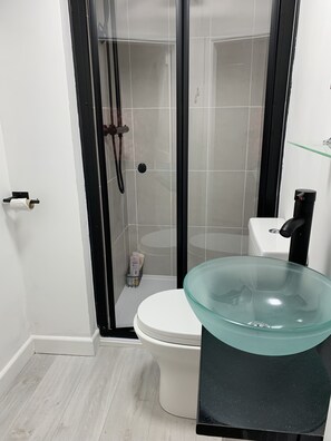 Dusche, Haartrockner, Handtücher, Seife