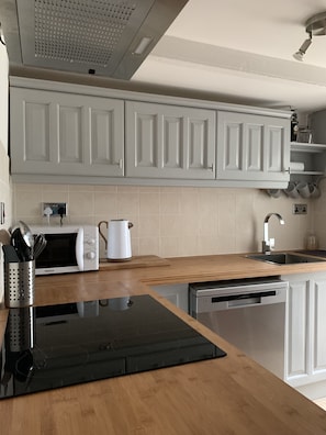 冰箱、微波炉、烤箱、洗碗机