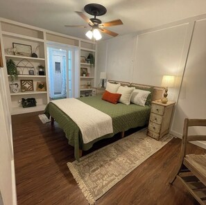 4 bedrooms, iron/ironing board, WiFi, bed sheets - Lucille's Place with outdoor kitchen and country views (Brenham)