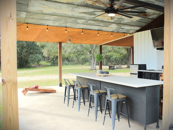 Dining - Lucille's Place with outdoor kitchen and country views (Brenham)