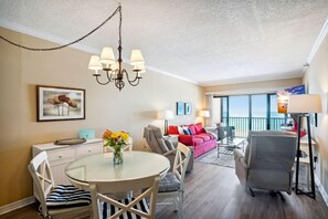 Apartment, Mehrere Betten (Villa Madeira 402 - Premier) | Wohnbereich | Fernseher