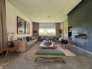 TV connectée, cheminée, table de tennis de table