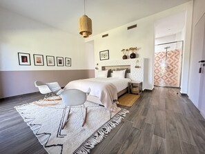 6 bedrooms, desk, iron/ironing board, travel cot