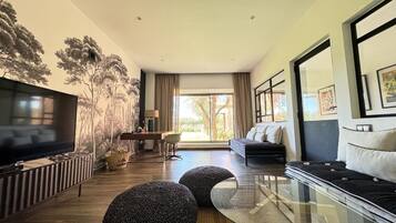 TV connectée, cheminée, table de tennis de table