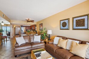 Apartamento, 1 cama de matrimonio grande con sofá cama (Villa Madeira 405 - Premier) | Zona de estar | Una televisión