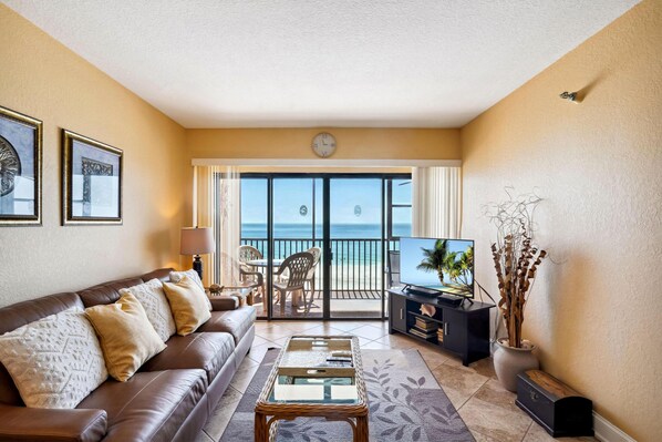 Apartment, 1 King-Bett und Schlafsofa (Villa Madeira 405 - Premier) | Wohnbereich | Fernseher