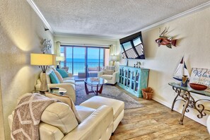 Apartment, Mehrere Betten (Villa Madeira 406) | Wohnbereich | Fernseher