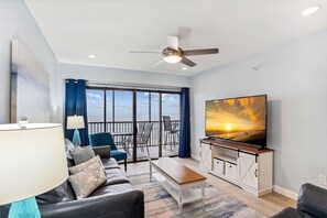 Apartamento, varias camas (Villa Madeira 408 - Premier) | Zona de estar | Una televisión