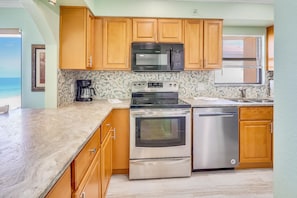 Condo, 1 King Bed with Sofa bed (Villa Madeira 410) | Private kitchen