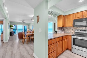 Condo, 1 cama King (Villa Madeira 410) | Cozinha privada | Fogão, torradeira