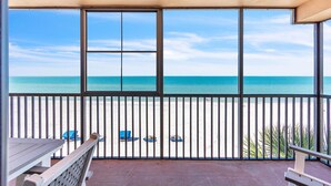 Een balkon met uitzicht op het strand en de oceaan.