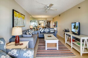 Condo, Plusieurs lits (Villa Madeira 609) | Aire de séjour | Téléviseur