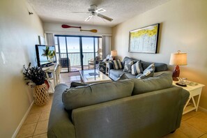 Apartment, Mehrere Betten (Villa Madeira 609) | Wohnbereich | Fernseher