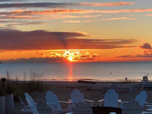 Una platja amb caires blancs i un capvespre sobre l'oceà.