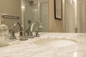 Douche, sèche-cheveux, serviettes fournies, savon