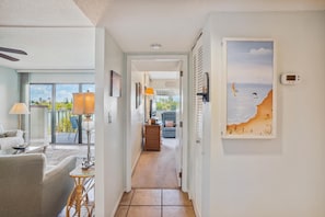 Lägenhet - 2 queensize-sängar (Land's End 1-408 Bay Front) | Vardagsrum | Tv