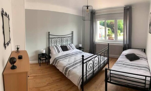 2 soverom, skrivebord, strykejern/-brett og reiseseng for barn