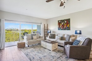 Condo, várias camas (Mariner's Pointe 701) | Área de estar | TV