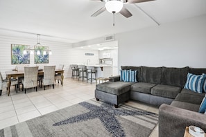 Condo, varias camas (Holiday Villas II 407 Premier) | Área de sala de estar | Televisión 
