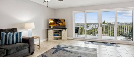 Appart'hôtel, plusieurs lits (Holiday Villas II 407 Premier) | Coin séjour | Télévision