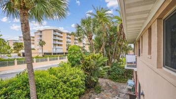 Apartment, 1 Queen-Bett und Schlafsofa (Friendly Native 507) | Terrasse/Patio